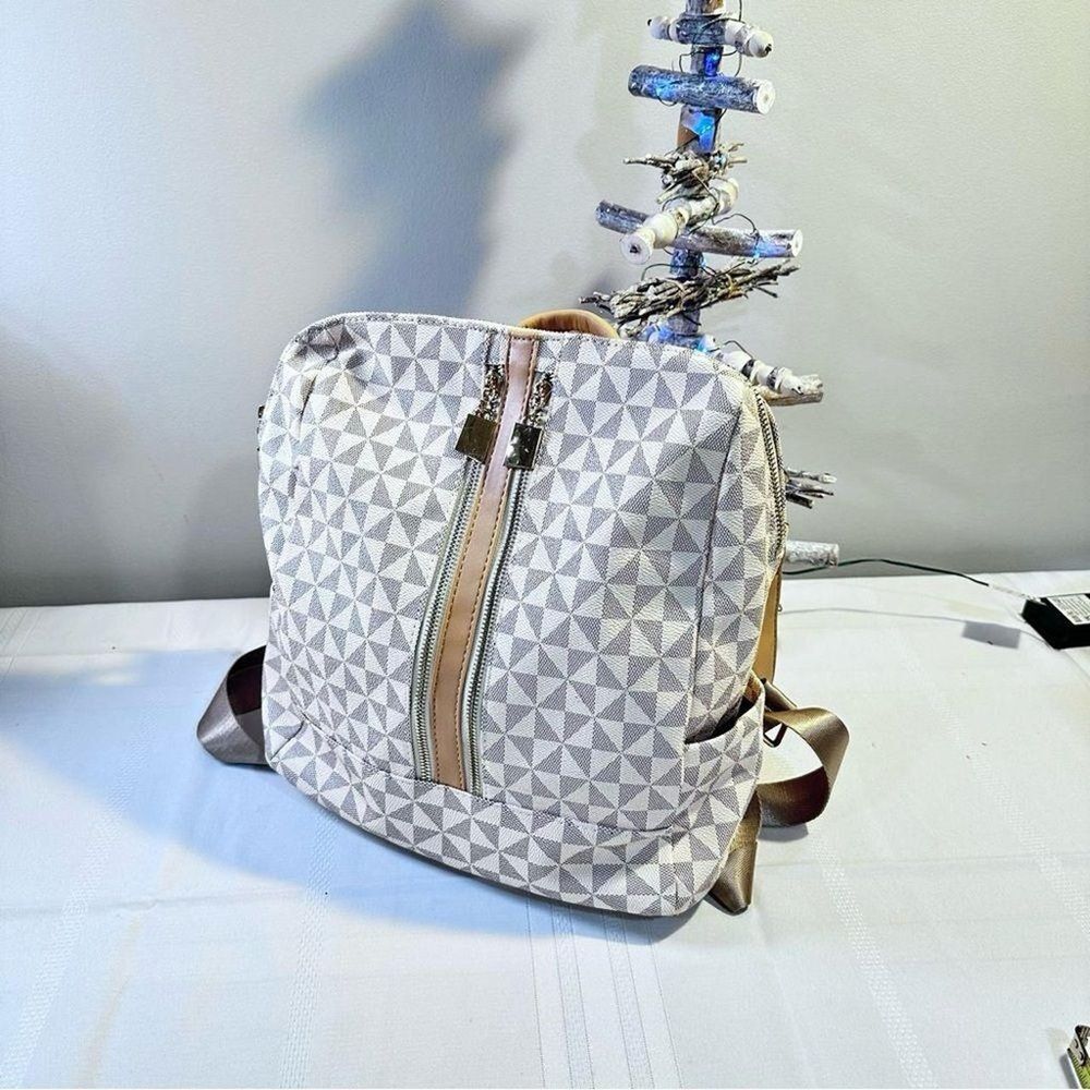 Backpack - Picture 6 of 13